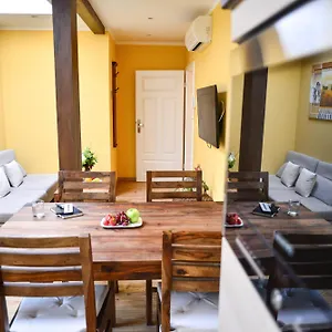 - Zoo Apartment